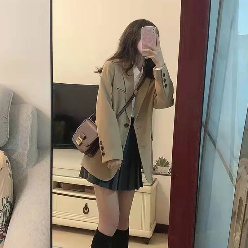 Damska marynarka, płaszcz, żakiet, fioletowa, z falbanami, unikalny rozcięcie po bokach, delikatnie sprany, w stylu rustykalnym, zapinana na jeden rząd guzików.