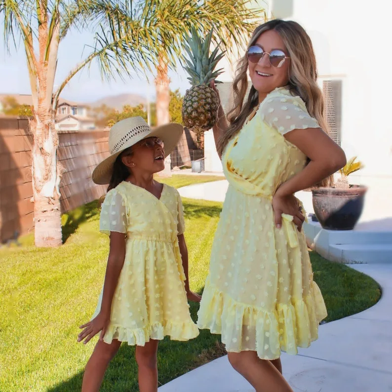

SKMY Family Matching Outfits Mommy And Daughter Matching Clothes Polka Dot V-Neck Short Sleeve Dresses 2023 Summer New Arrival