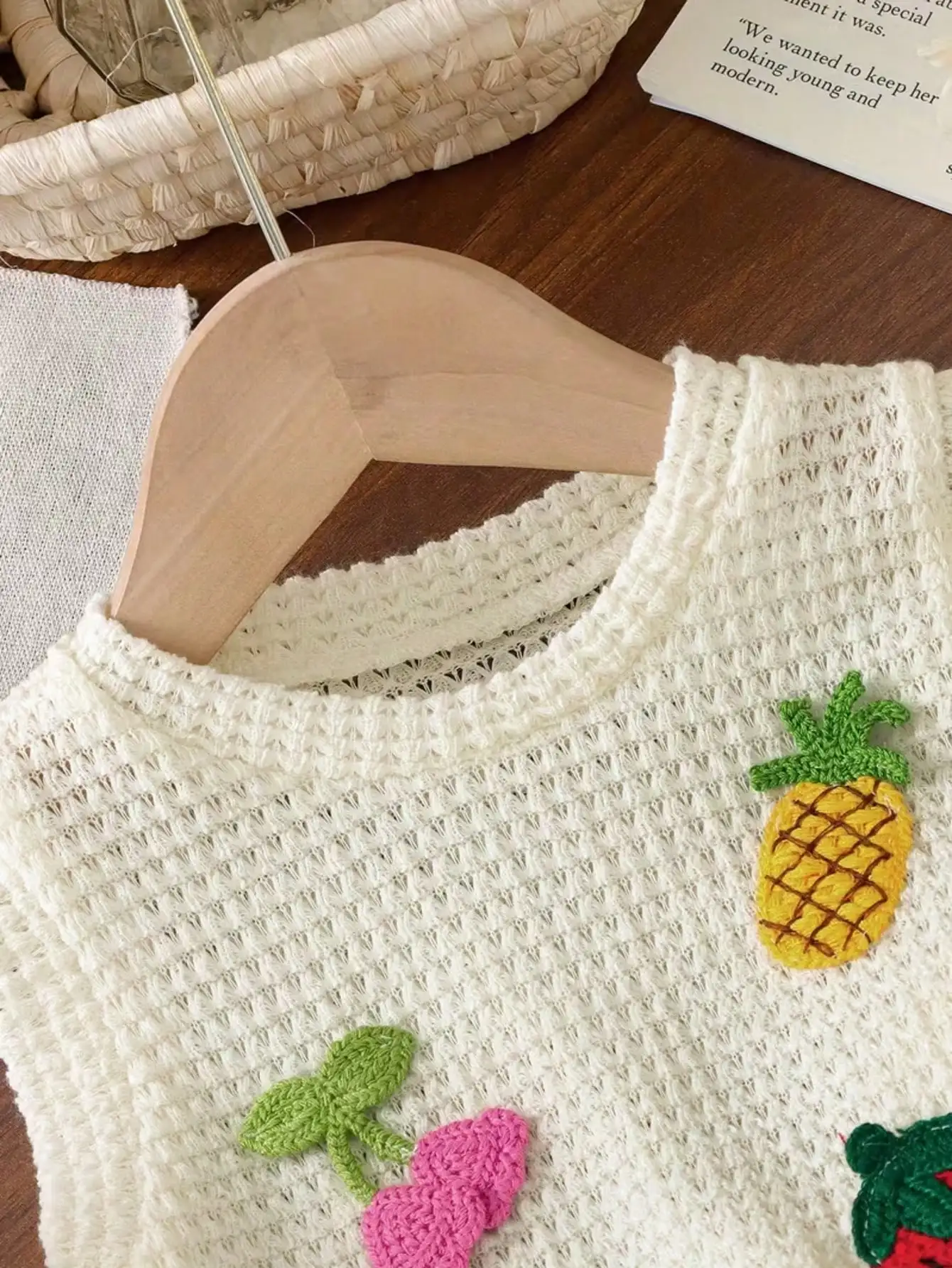 Kinder-Set mit Rundhals-Oberteil aus Strickstoff mit Fruchtmuster und ärmellosen Ärmeln sowie einfarbigen Shorts mit elastischem Bund. – Detail 5