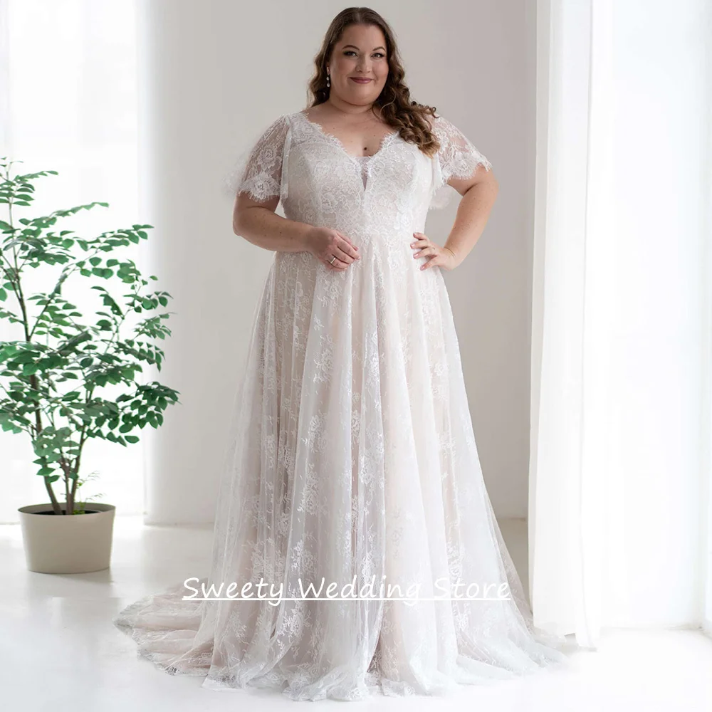 Maßgeschneidertes Plus-Size Spitzen-Brautkleid mit kurzen Ärmeln, V-Ausschnitt, Reißverschluss am Rücken, Schleppe, A-Linie, Brautkleid