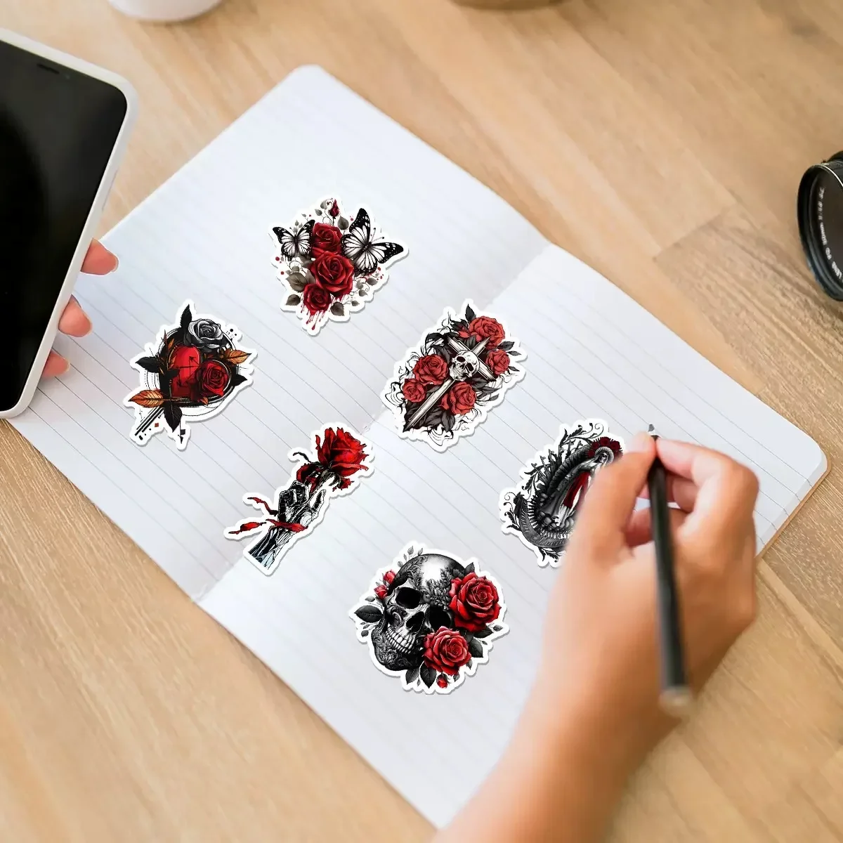 สติกเกอร์ลายหัวกะโหลกสไตล์โกธิคสีแดง 50 ชิ้น สำหรับตกแต่งโทรศัพท์ แล็ปท็อป กีตาร์ สเก็ตบอร์ด หมวกกันน็อค กระเป๋าเดินทาง