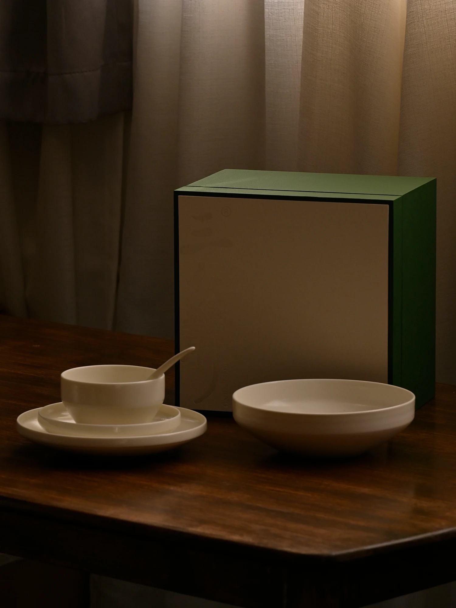 

Tee-in-One Quiet Chinese Sle Dining Set Cercs with A Glaze Dinner Plates Bowls And Spoons in Gift Box Dining Utensils