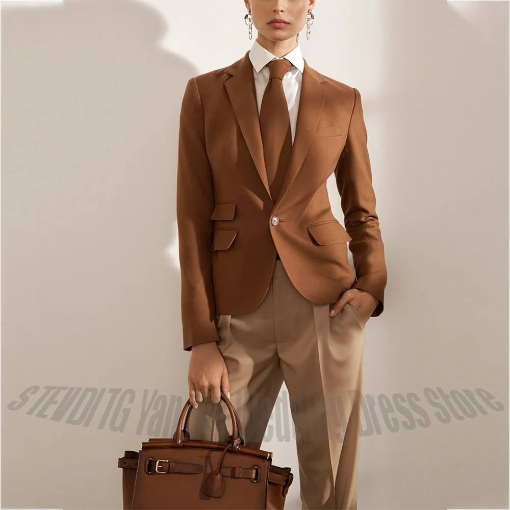 

Элегантный женский деловой костюм-двойка: приталенный пиджак с отложным воротником и брюки для офиса и работы