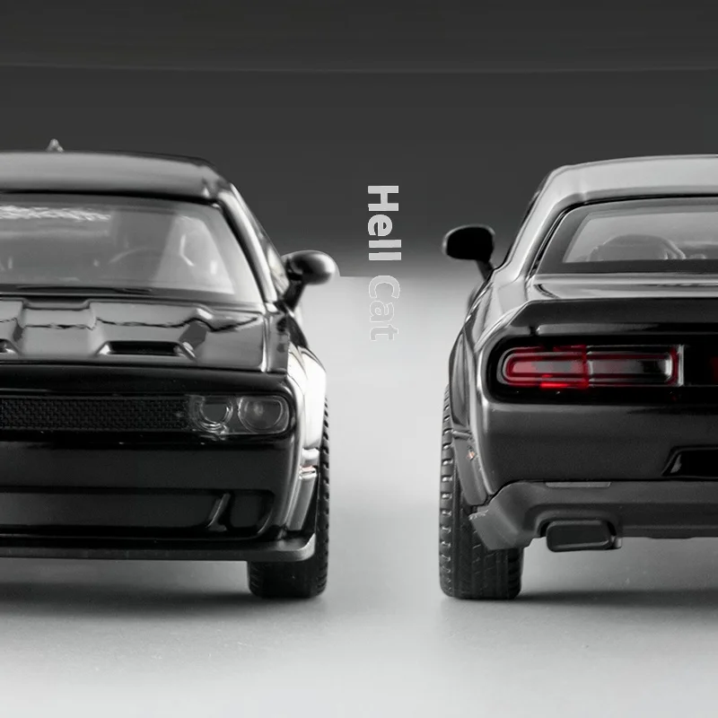 1:32 Dodge Challenger Hellcat American Muscle Sport Car Simulation Alloy Model Collectible Ornament Desktop Decoration Pull Back
