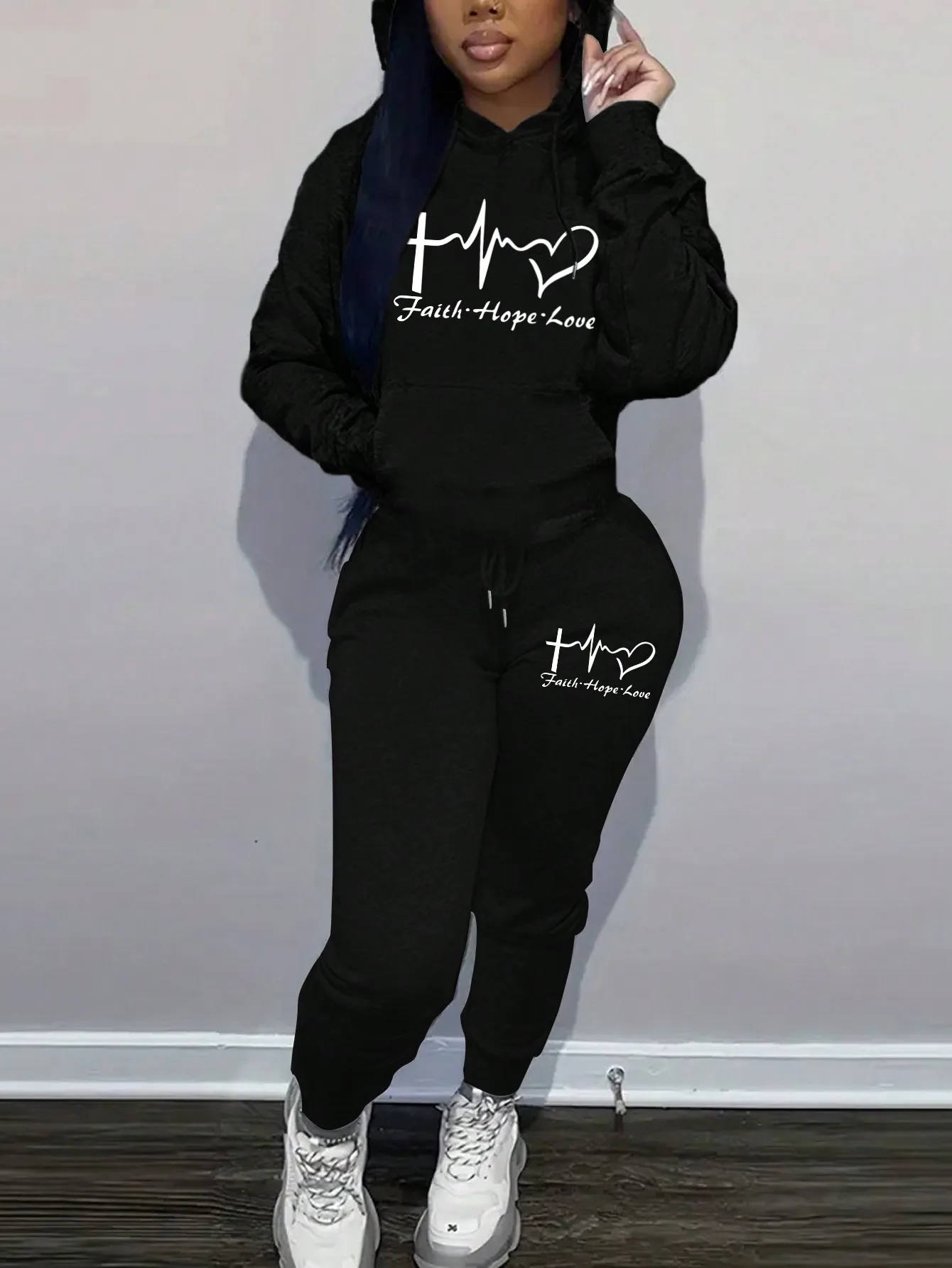 

Комплект из толстовки и спортивных брюк с принтом Faith Hope Love, с карманом-кенгуру и шнурком