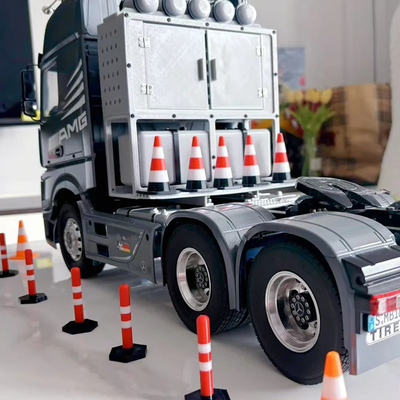 Stojak na sprzęt do ciężkich palników, zbiornik paliwa i szafka mogą być wyposażone w sprzęt elektroniczny do przyczepy ciężarówki RC Tamiya 1/14.