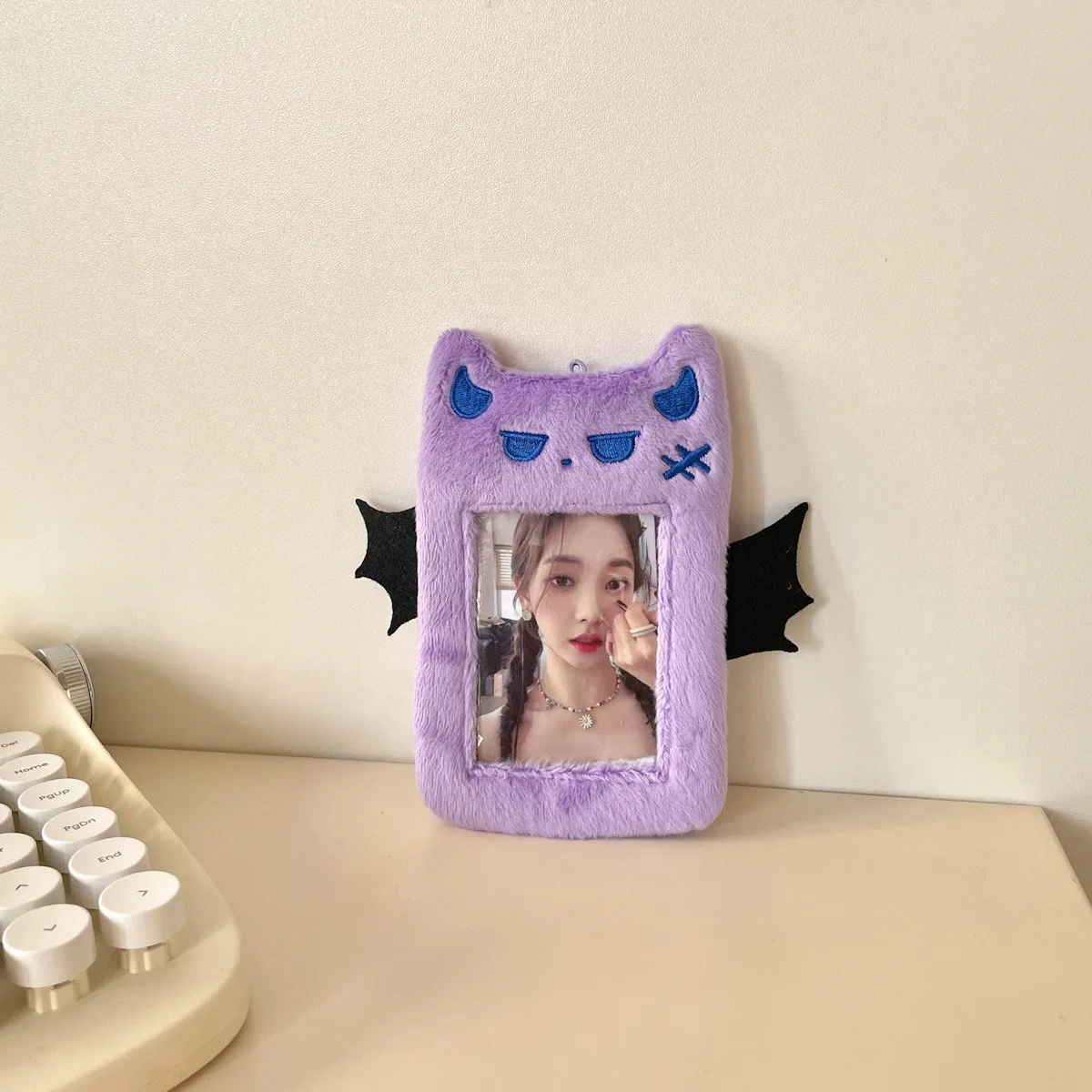 Soporte para sesión fotográfica de felpa del diablo Púrpura pequeño Kawaii, cubierta protectora para tarjeta de autobús, bolsa colgante, papelería,