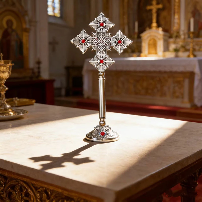 Neues traditionelles vergoldetes orthodoxes Standkreuz mit roten Emaille-Details für die Präsentation am Kirchenaltar und liturgische Feierlichkeiten – Detail 5
