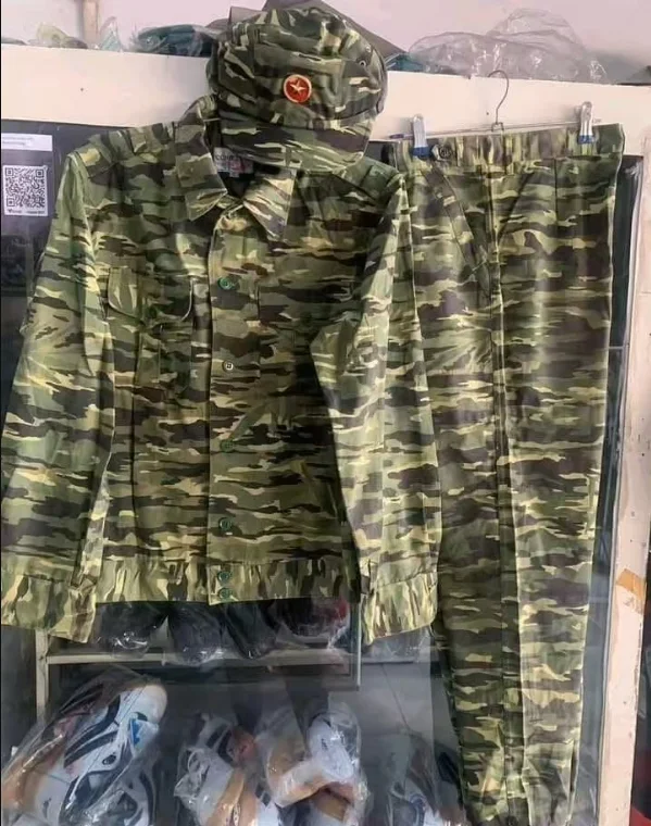 

Vietnamese Camouflage Uniform Man Include Jacket Pants Hat