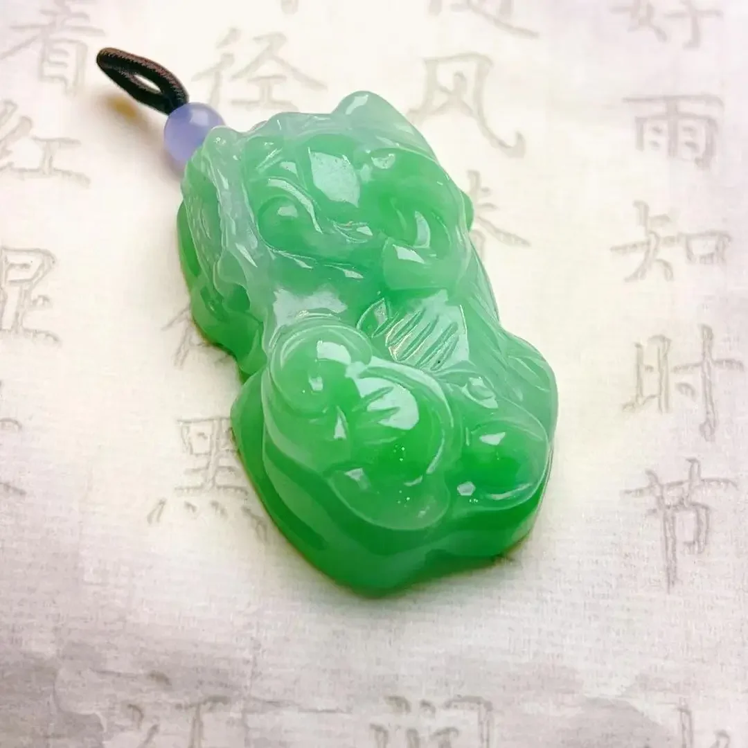 

The new Myanmar jadeite glutinous seed hundred bottoms floating green overlord Pixiu pendant is very domineering
