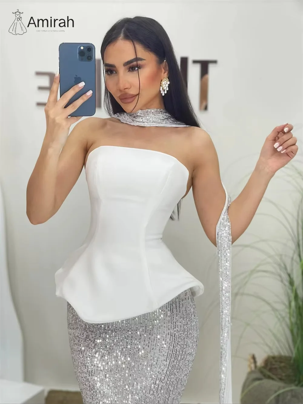 Amirah فساتين نسائية أنيقة مصنوعة حسب الطلب لحفلات الزفاف فستان ذيل السمكة ترتر ملابس ضيقة مكشوفة أكتاف بيضاء للحفلات الراقصة