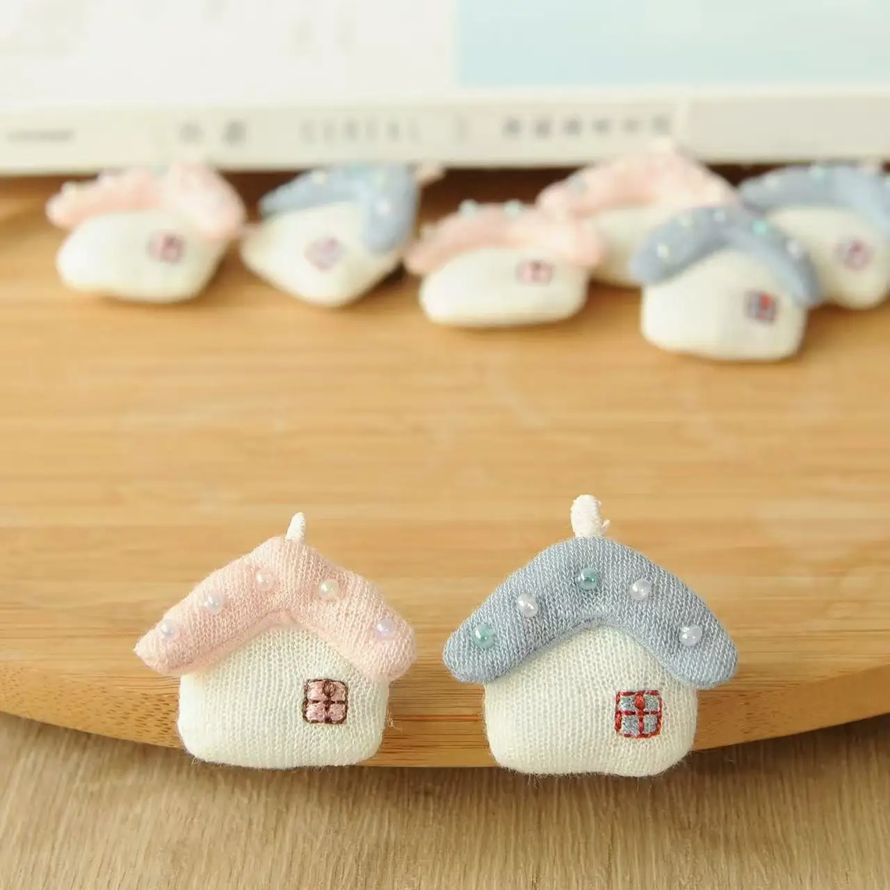 Premium Fabric Brooch House Shape Pink Blue Gradient Cute Forest Girl Accessory for Daily Clothing Decoration