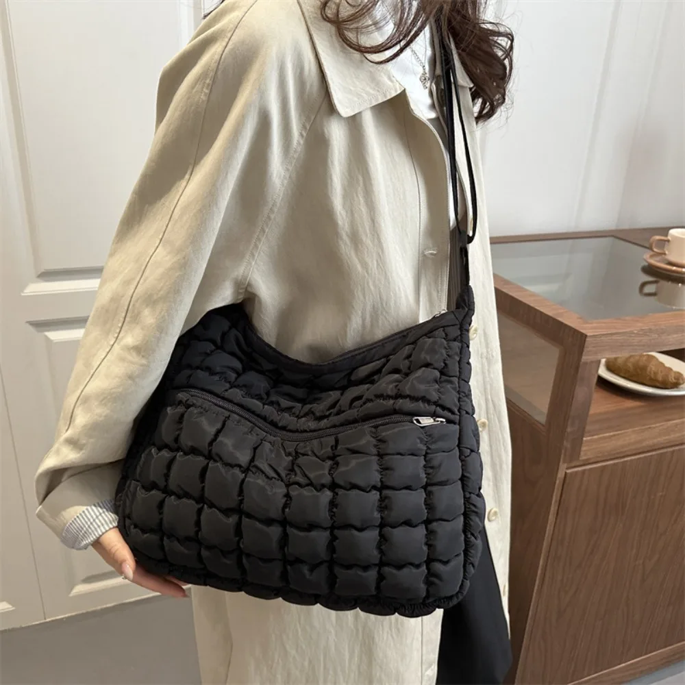 Gesteppte Puffer-Schultertasche mit Verstellbarem Riemen Einfarbige Gepolsterte Crossbody-Tasche aus Nylon mit Großer Kapazität Unterarmtasche für Damen – Detail 9