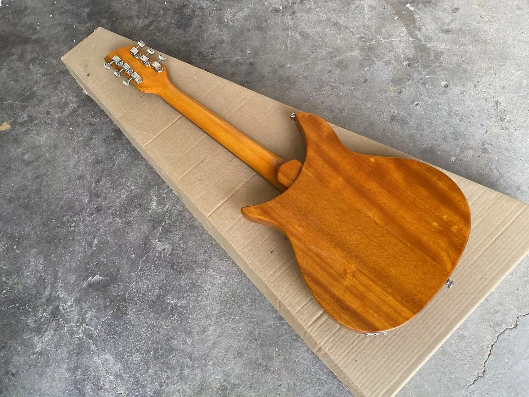 جيتار كهربائي 325 لون أصفر فاتح جسم الماهوجني، جسر اهتزاز، جيتار بيكجوارد ذهبي اللون ثلاثة بيك اب هامبوكر صغير