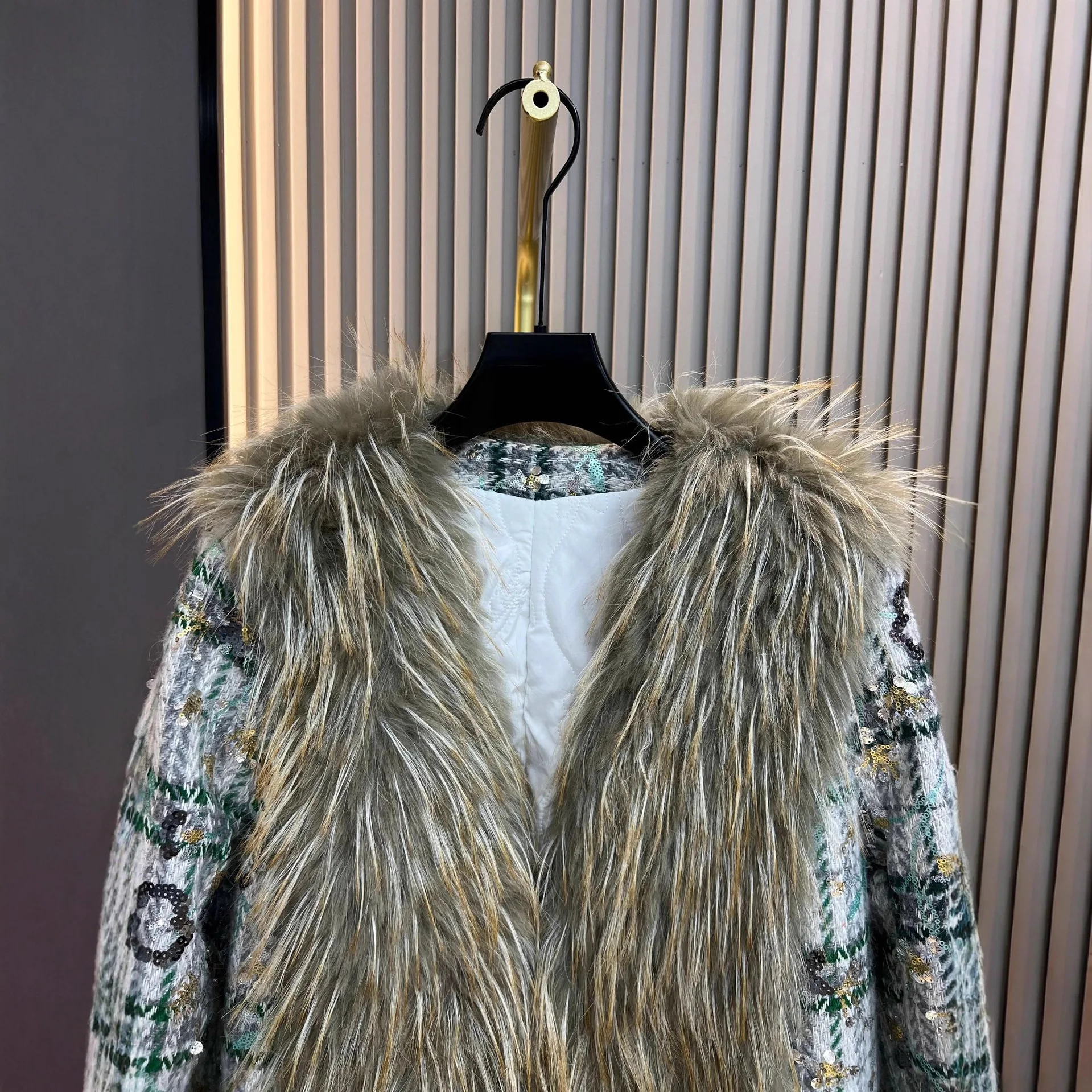 2025 شتاء جديد فو الفراء المرقعة سميكة معطف الموضة للنساء أنيقة سترة فضفاضة غير رسمية معطف الشتاء النساء