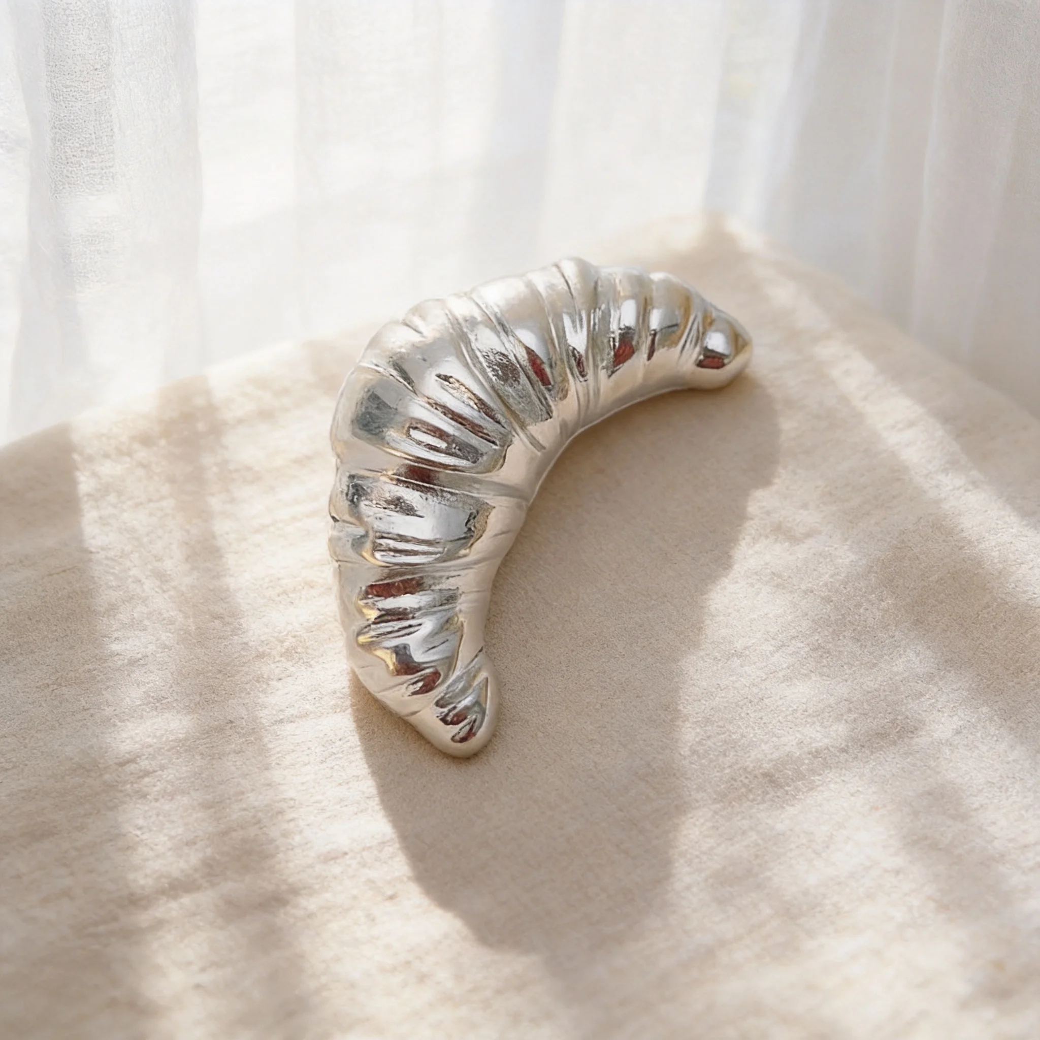Fashion Silver Croissant Brooch Creative Food Inspired Lapel Pin Trendy Jewelry Gift for Women Girls to Decorate Outfits Bags