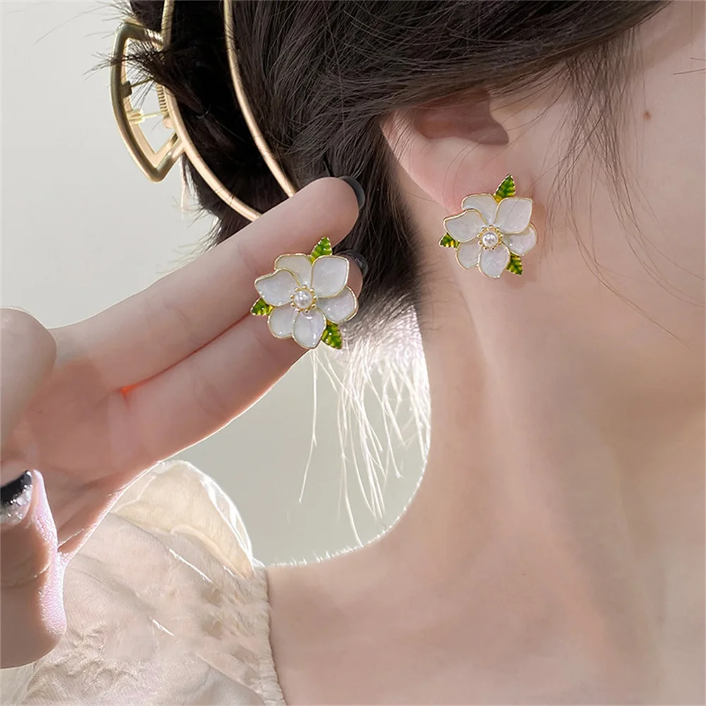 French Vintage Acrylic Pearl Flower Leaf Stud Earrings For Women KPOP Fashion Party Jewelry Versatile Accessories Gift