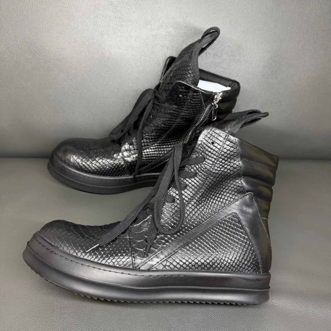 Echtes Leder Schwarze Python-Prägung Herren Knöchelstiefel mit Kopfzipper Modische Designer Damen Casual Sneakers High-Top Schuhe