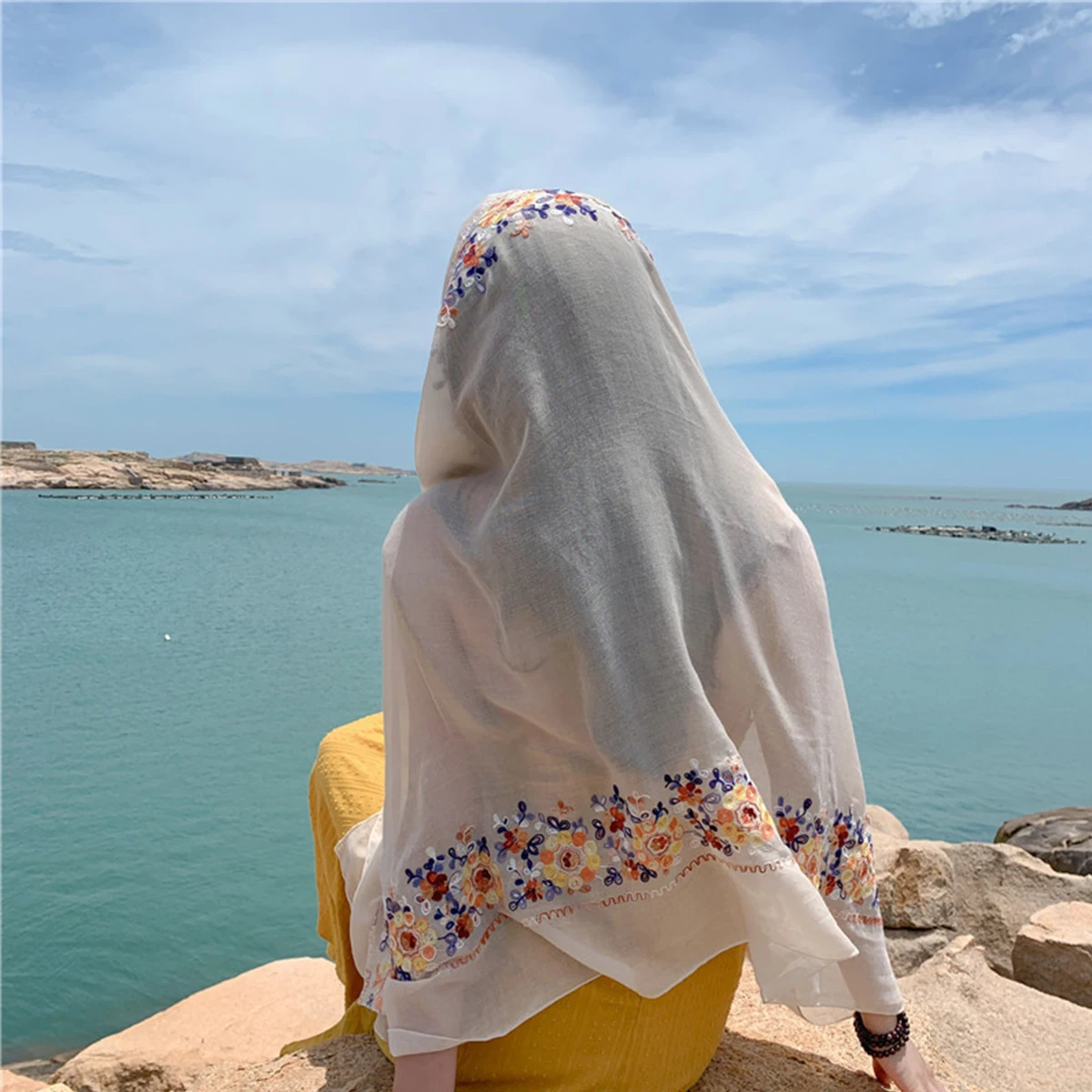 A fashionable bohemian style embroidered circle flower embroidered soft thin edged women\'s scarf shawl