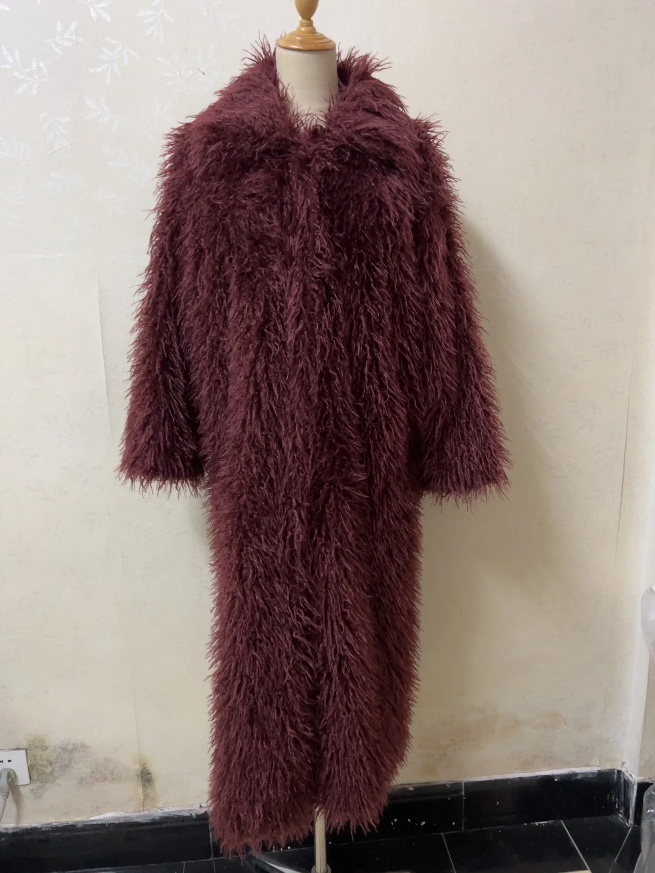 Wysokiej jakości zimowy płaszcz damski z imitacji futra owczego, kolor wina, długość 3 cale, bardzo długi, luźny, ciepły, puszysty, kurtka w stylu vintage.