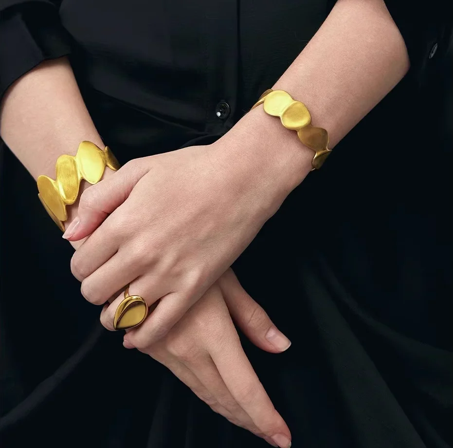 

A fashionable, wide-sided, light luxury, niche and high-end bracelet
