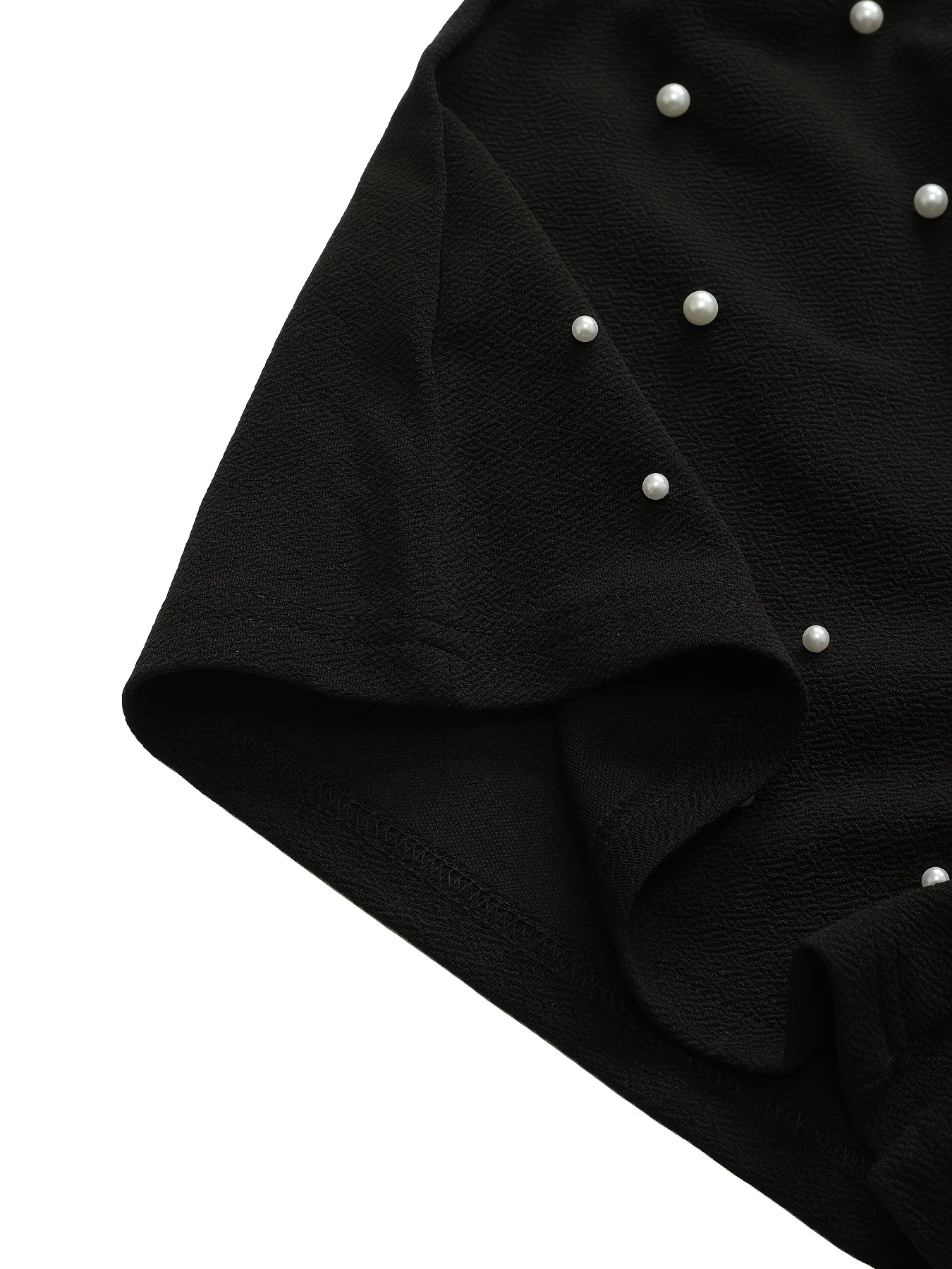 กางเกงขาสั้นเซ็กซี่สีดำมุกดำที่สดใส มีเสน่ห์ สง่างาม และหรูหราของผู้หญิง