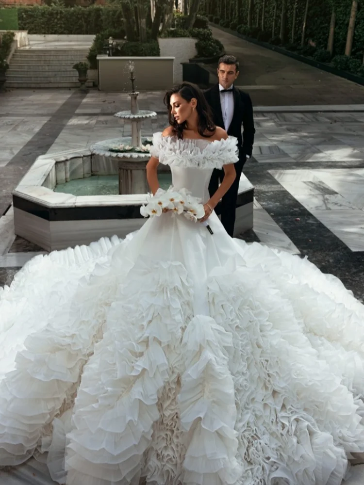 

Princess Style Shoulder Bared Wedding Dress with Waist-Cinching Top And Lace Collar Fluffy Skirt And Church Tail Customized