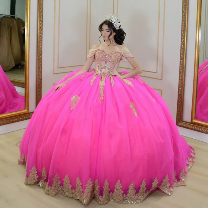 

Розово-красное блестящее платье Quinceanera с открытыми плечами, бальное платье Sweet 16, золотая аппликация, кружевные бусины, тюлевые платья для дня рождения, вечеринки