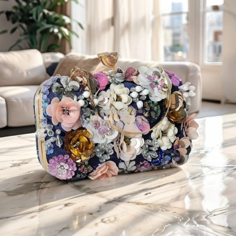 

Вечерняя сумочка-клатч 2026 ручной работы с бисером, цветами и стразами, маленькая квадратная, роскошная, блестящая, для банкетов и торжественных мероприятий