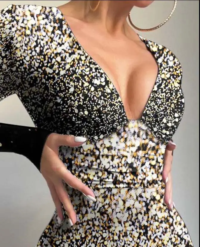 Macacão Feminino Ajustado com Decote em V Profundo, Manga Longa, Silhueta e Corte que Realça a Silhueta