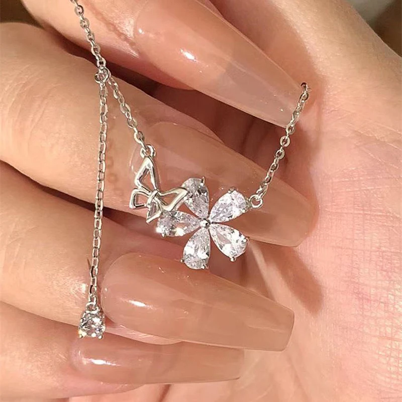 Huitan Frische Stil Blume mit Hohl Schmetterling Design frauen Anhänger Halskette Luxus Trendy Silber Farbe Kubischen Zirkon Schmuck