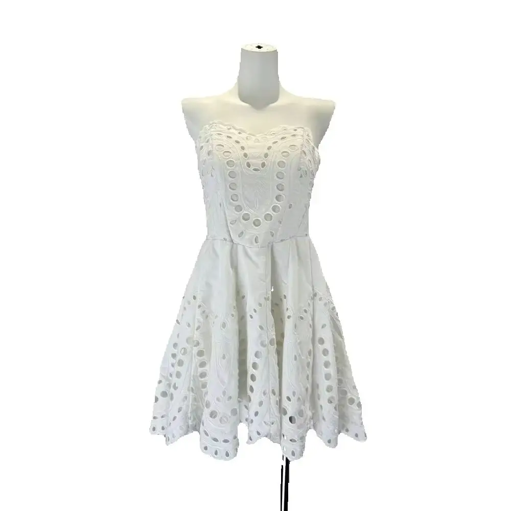 Damen 100% Baumwolle Trägerloses Minikleid Weiß mit Hohlmuster-Stickerei A-Linie Kurzes Kleid Rückenfrei Elastische Taille Strand-Partykleid