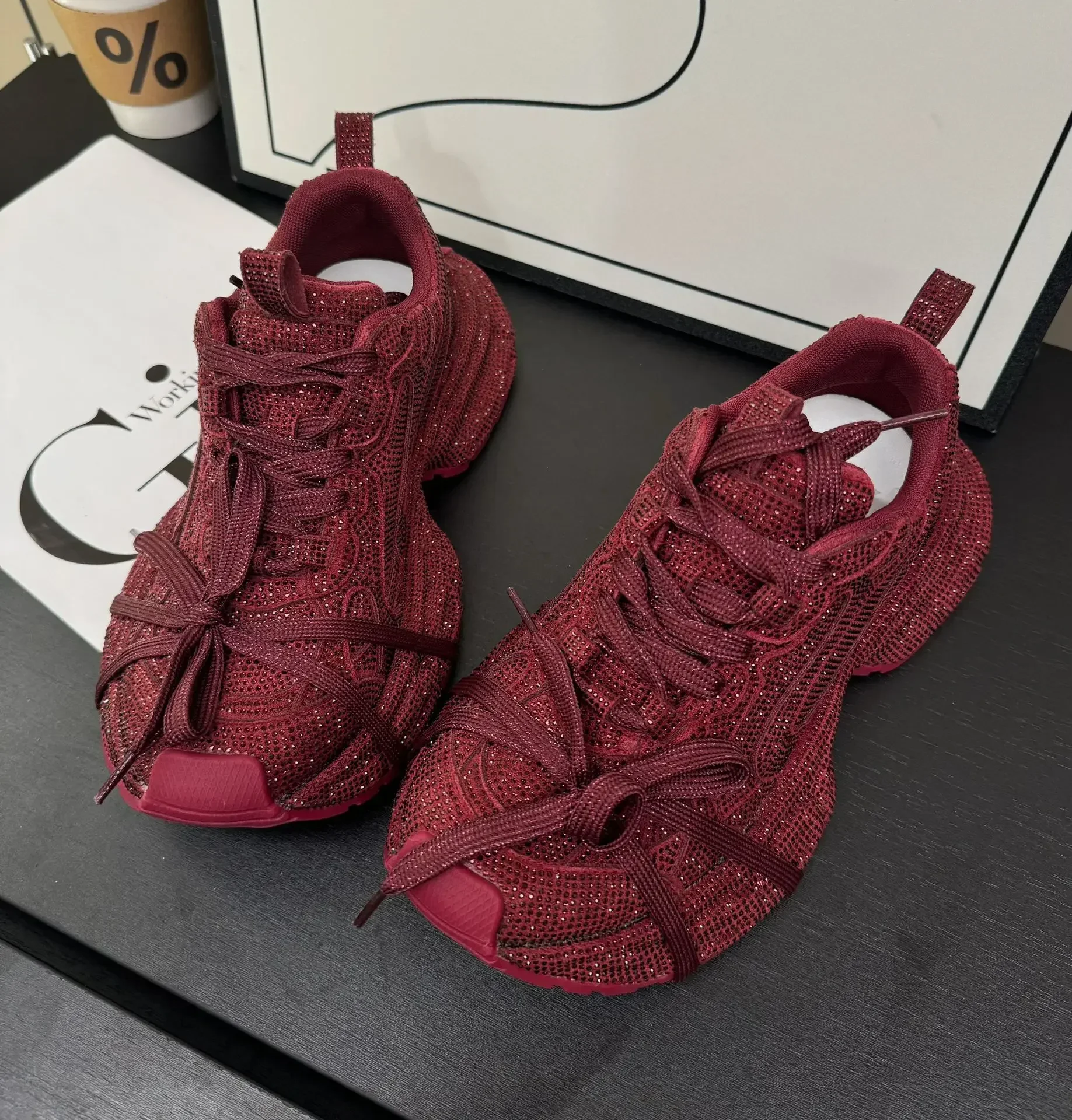 2024 봄과 가을 신상 여성용 라인스톤 다이아몬드 스트랩 두꺼운 밑창 앙골라 레드 니치 스포츠 및 레저 아빠 신발