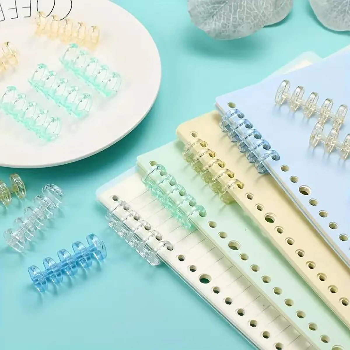 10 Stück Kunststoff-Binderinge mit 5 Löchern in zufälliger Farbe, abnehmbare Spiralringe für Notizbücher, Scrapbooks und DIY-Bastelprojekte