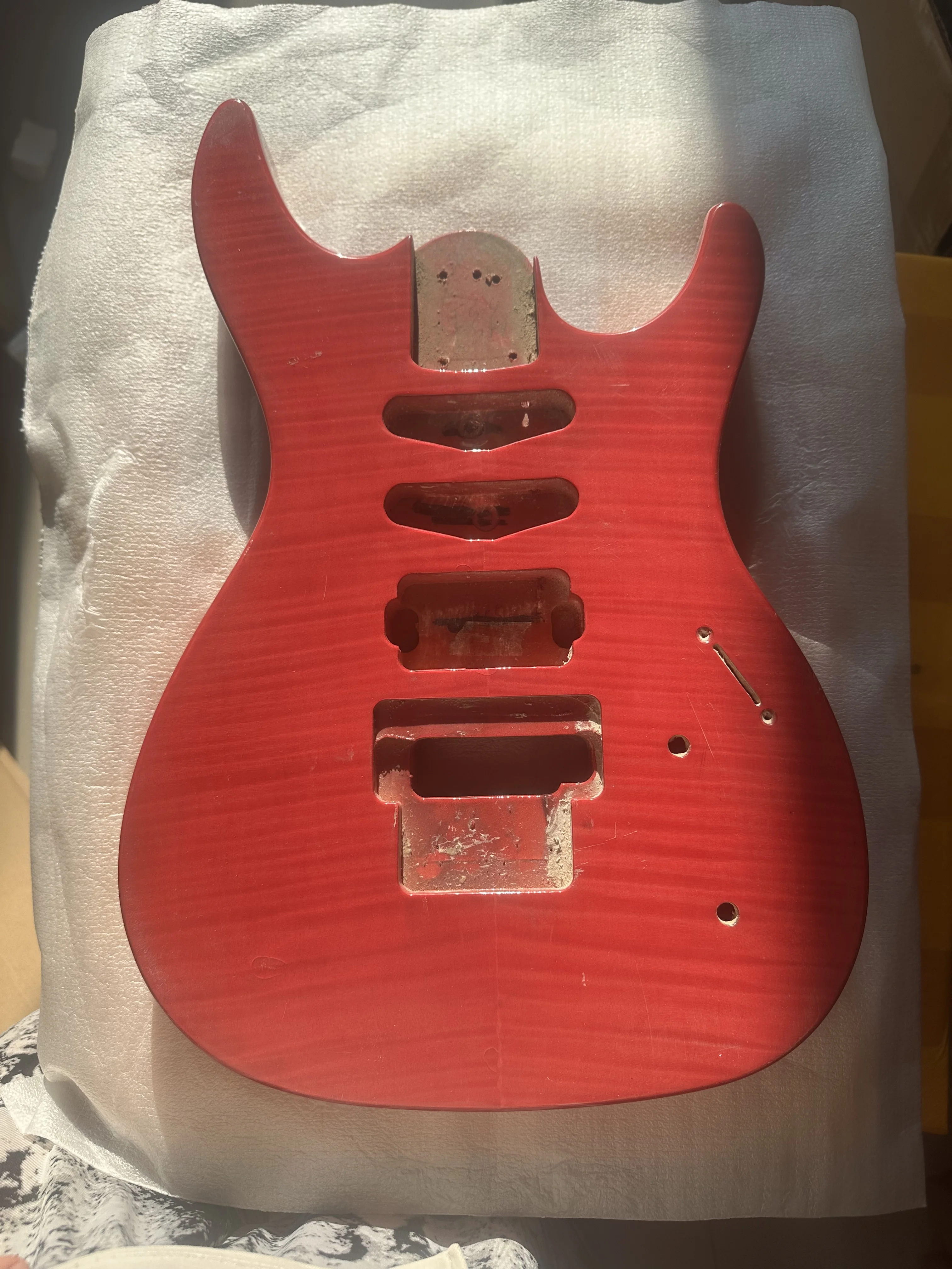 

Корпус электрогитары Defective Wine Floydrose Style Незавершенный, матовая отделка своими руками, заводской запас