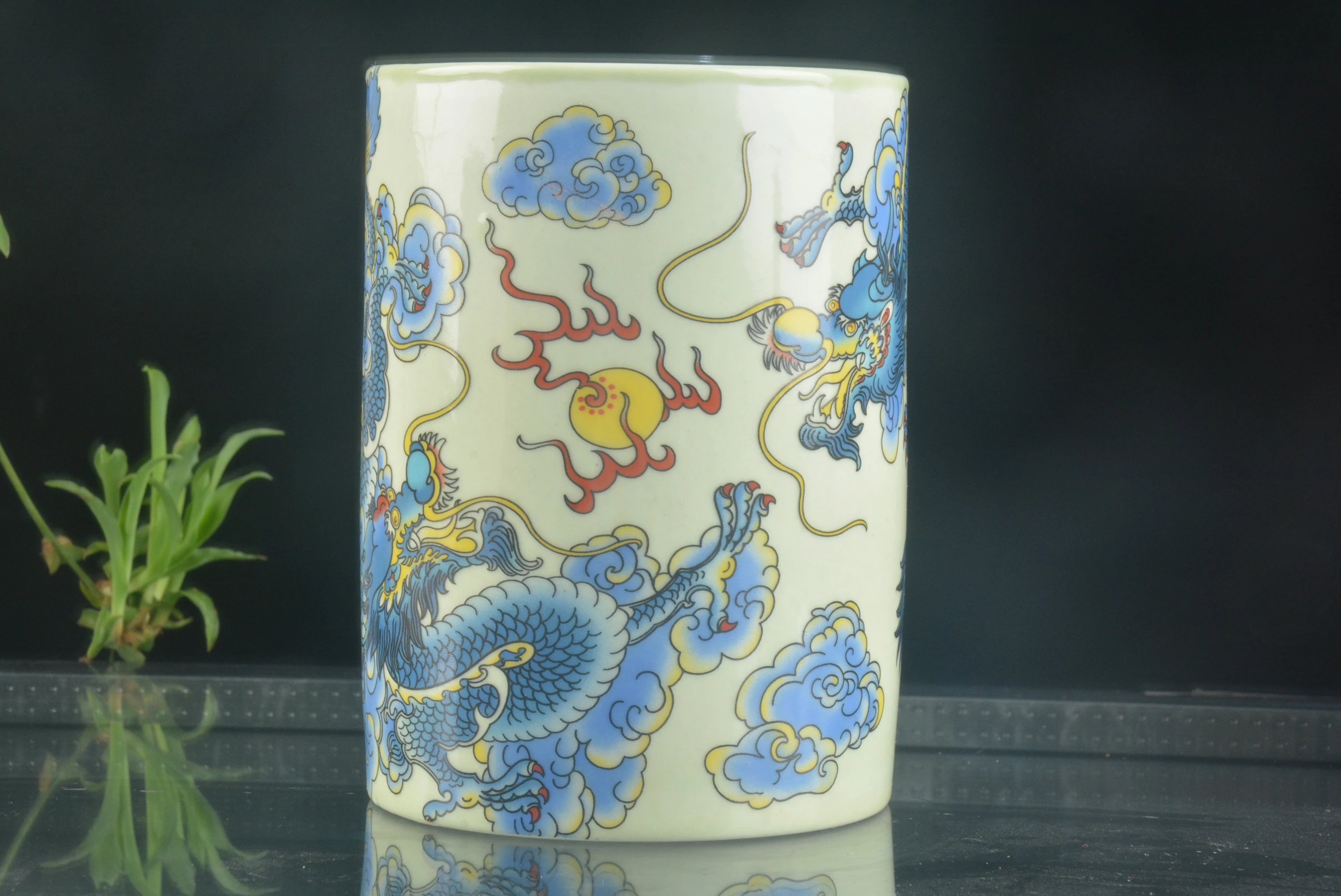 

Qing Dynasty old porcelain white and blue&red glaze dragon Pen holder