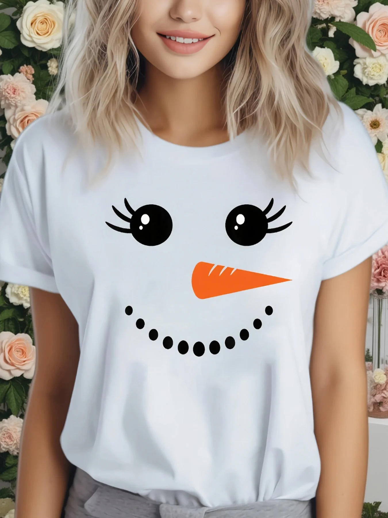 Direction Big Eyes Carrot Nose Snowman Face Christmas Printed T-shirt Round Neck Casual Top Suitable for Summer Women's T-shirt