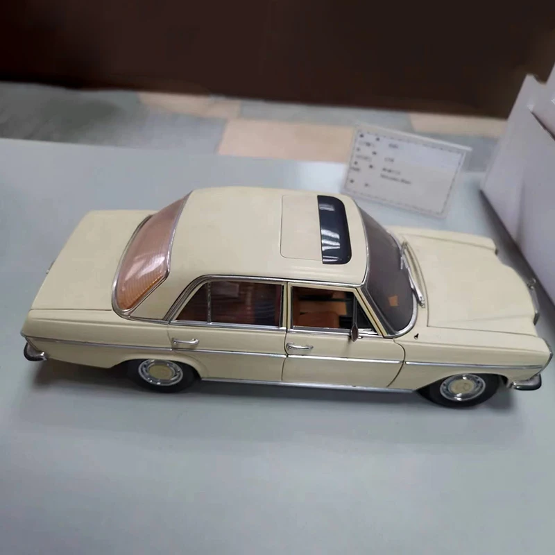 

Модель автомобиля Benz W114 в масштабе 1:18, модель автомобиля из сплава, металлическая, литой под давлением, игрушка для коллекции, подарок, Коллекционная, 4581