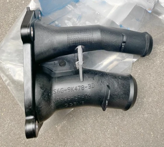 

Genuine 2S6G-9K478-BD Thermostat Housing Hose Fitting for Ford Focus 2012-2017 Escort Ecosport Fiesta（MK7）Brand New