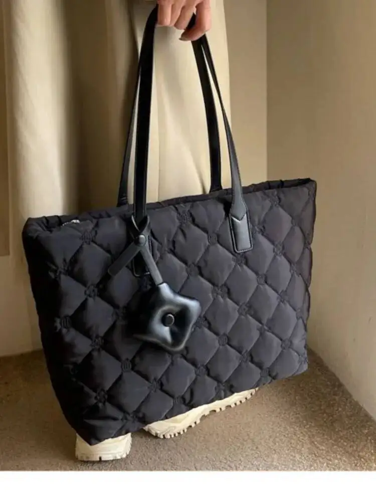 

Bloom Black Large Capacity Tote Women Vintage Puffy Soft Casual Shoulder Bags Purse Ladies Handbag Designer Bag