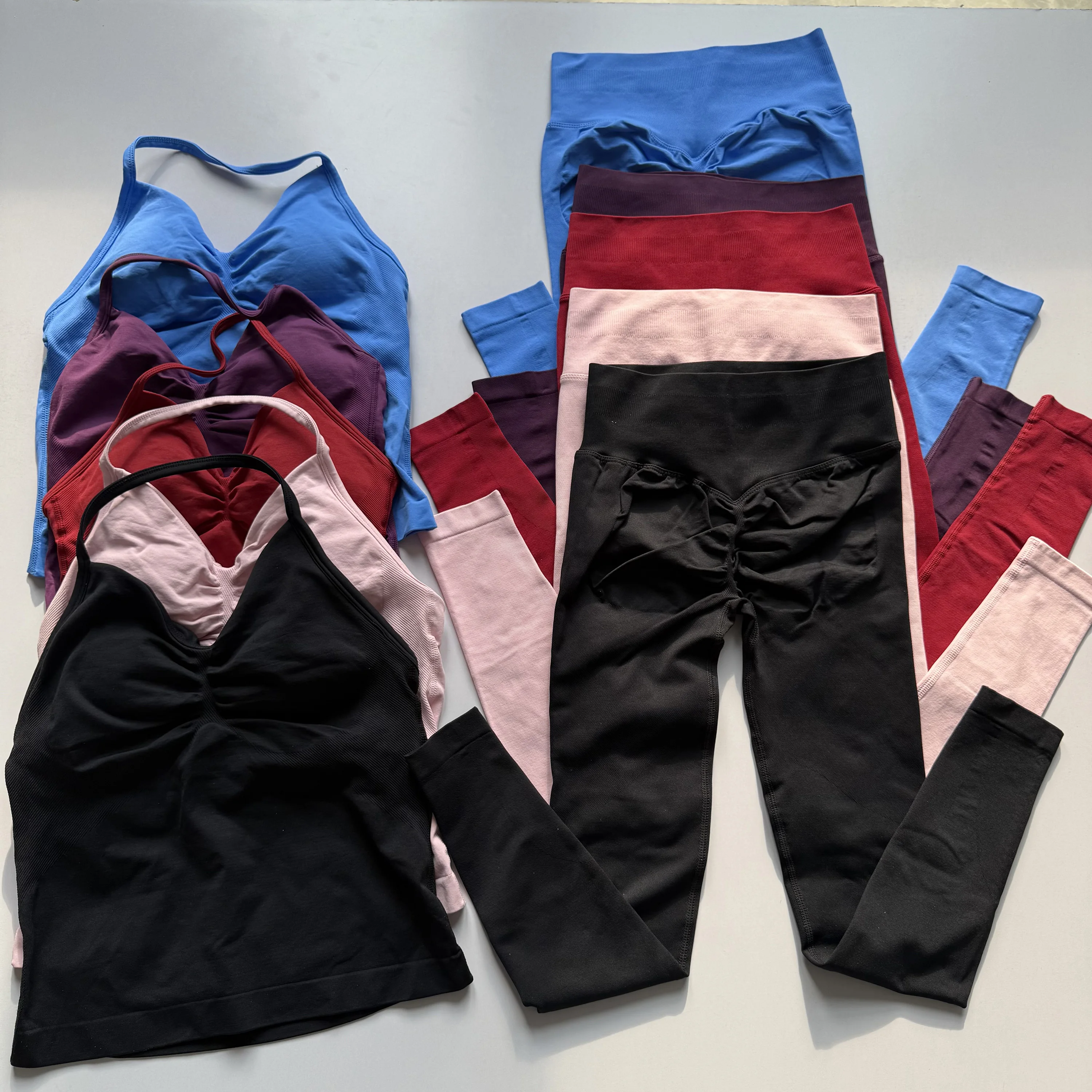 Conjunto de fitness con espalda bonita y cuello halter para mujer: almohadilla de sujetador de una pieza con pantalones de levantamiento de glúteos de cintura alta, ropa de yoga y entrenamiento