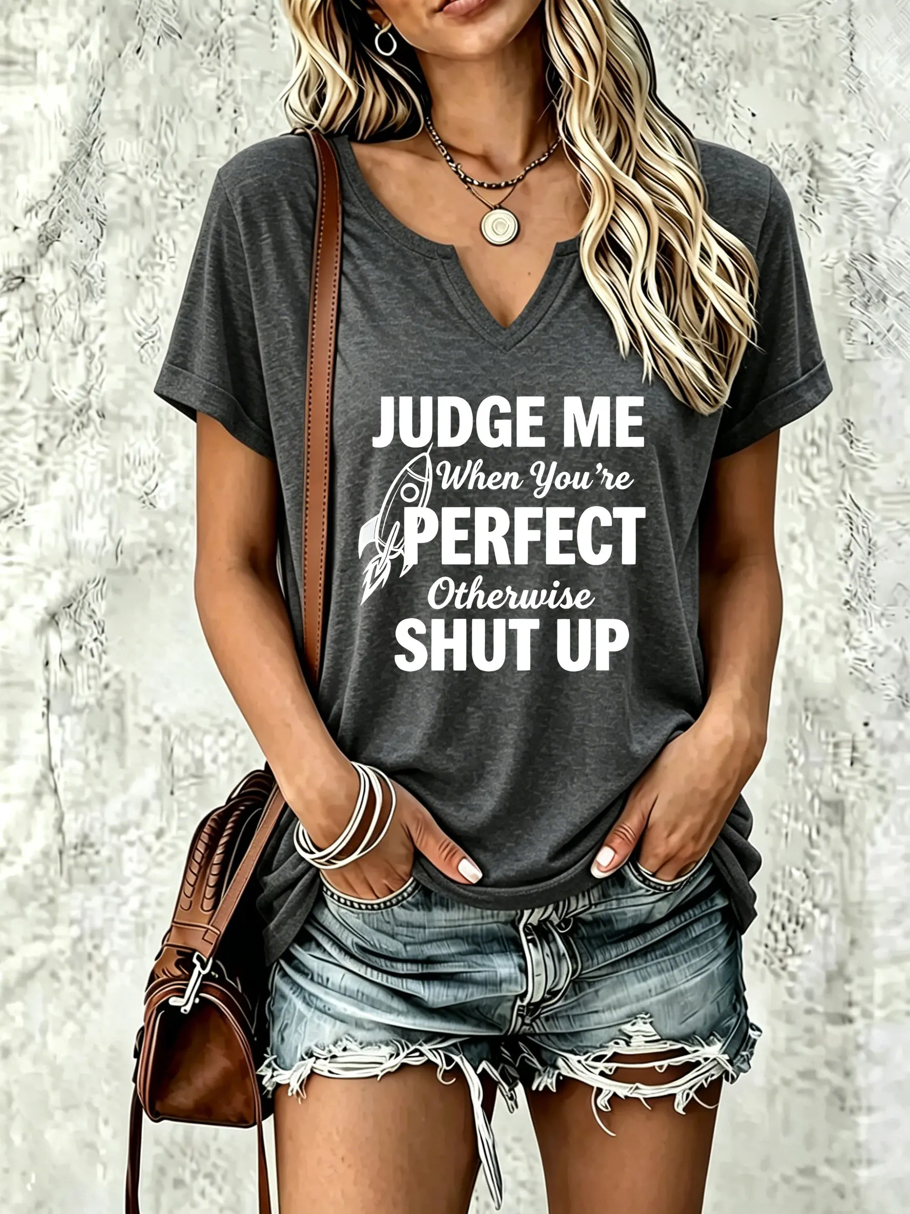 Damen-T-Shirt mit V-Ausschnitt und kurzen Ärmeln, „Judge Me When You're Perfect“-Slogan-Rocket-Grafik-T-Shirt, Freizeitkleidung, Sommeroberteile für Damen – Detail 1