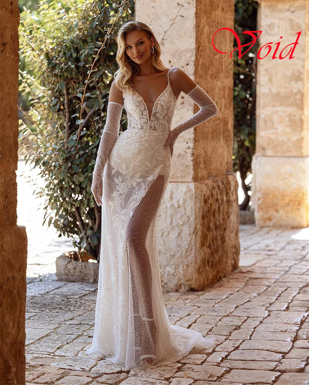 Vestidos de novia de tul blanco personalizados, elegantes, sin tirantes, tirantes finos, vestido de novia con cuentas, tren capilla, vestido con cremallera en la espalda