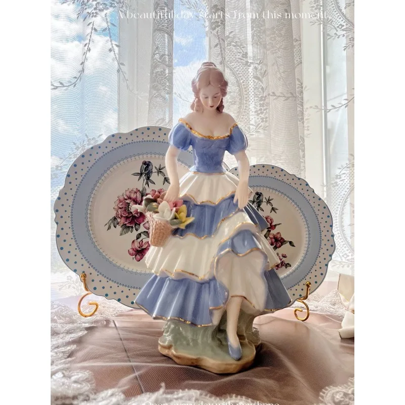

Y Modern European Home Furnishings, Simple Character Decorations, Living Room Wine Cabinet Decorations, Ceramic Crafts