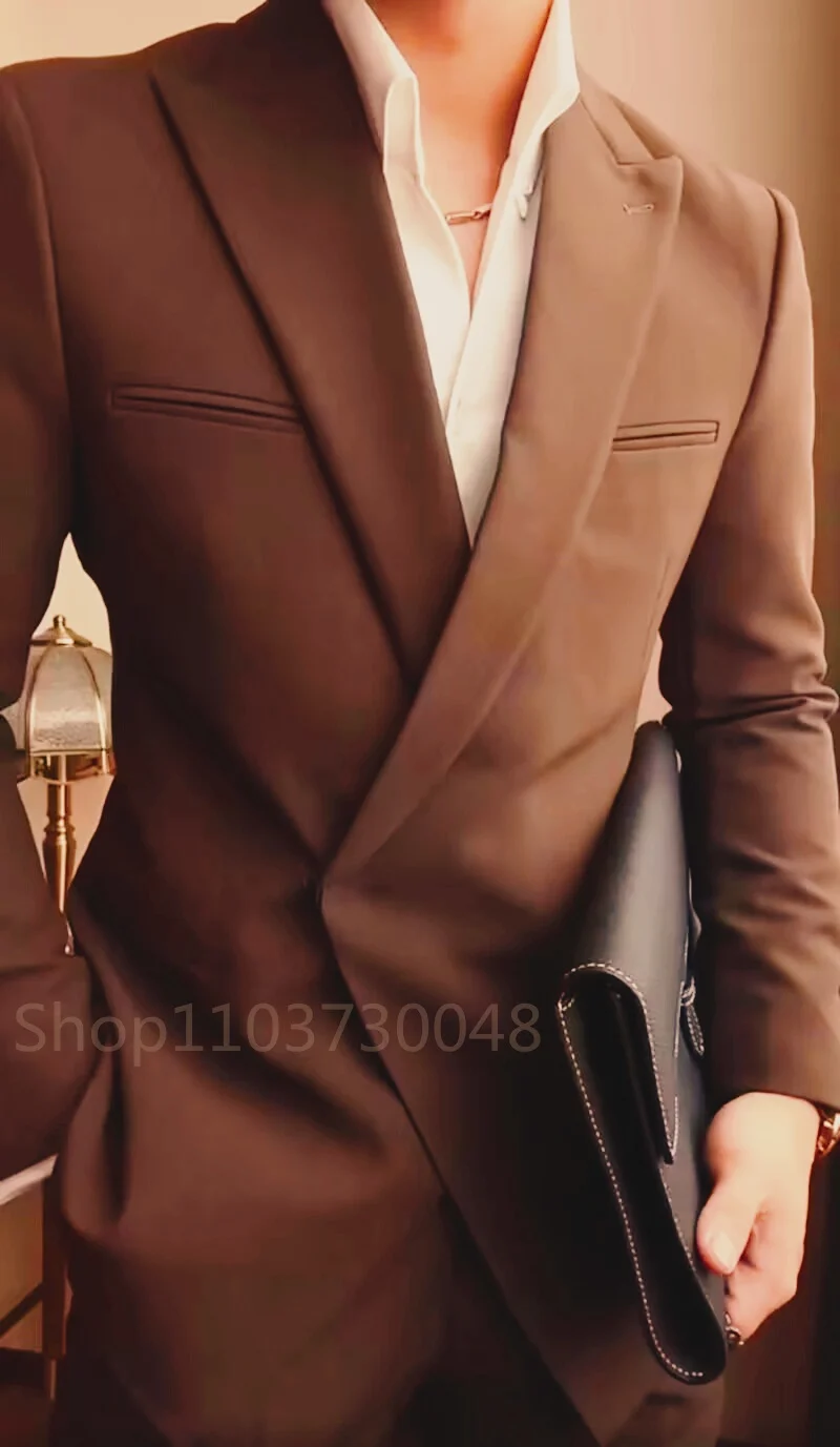 

Модный мужской костюм-двойка Slim Fit: пиджак с острыми лацканами и двубортной застежкой, брюки. Идеально для вечеринок, деловых встреч, свадеб, а также в качестве смокинга для жениха.