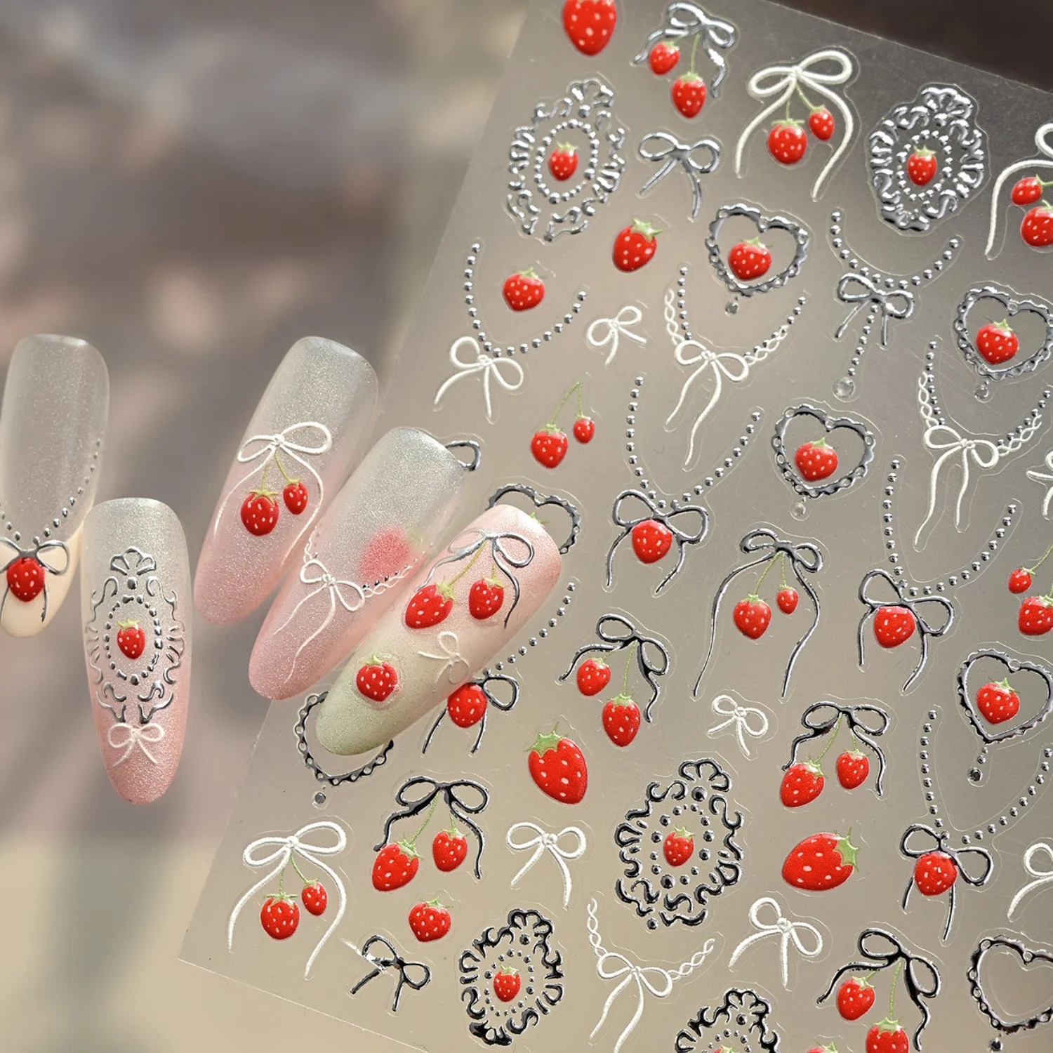 Süße Erdbeer-Lolita 5D Nagelkunst-Aufkleber Rote Erdbeere Silberkette Perle Liebes-Schleife Selbstklebende Nagelsticker Maniküre DIY