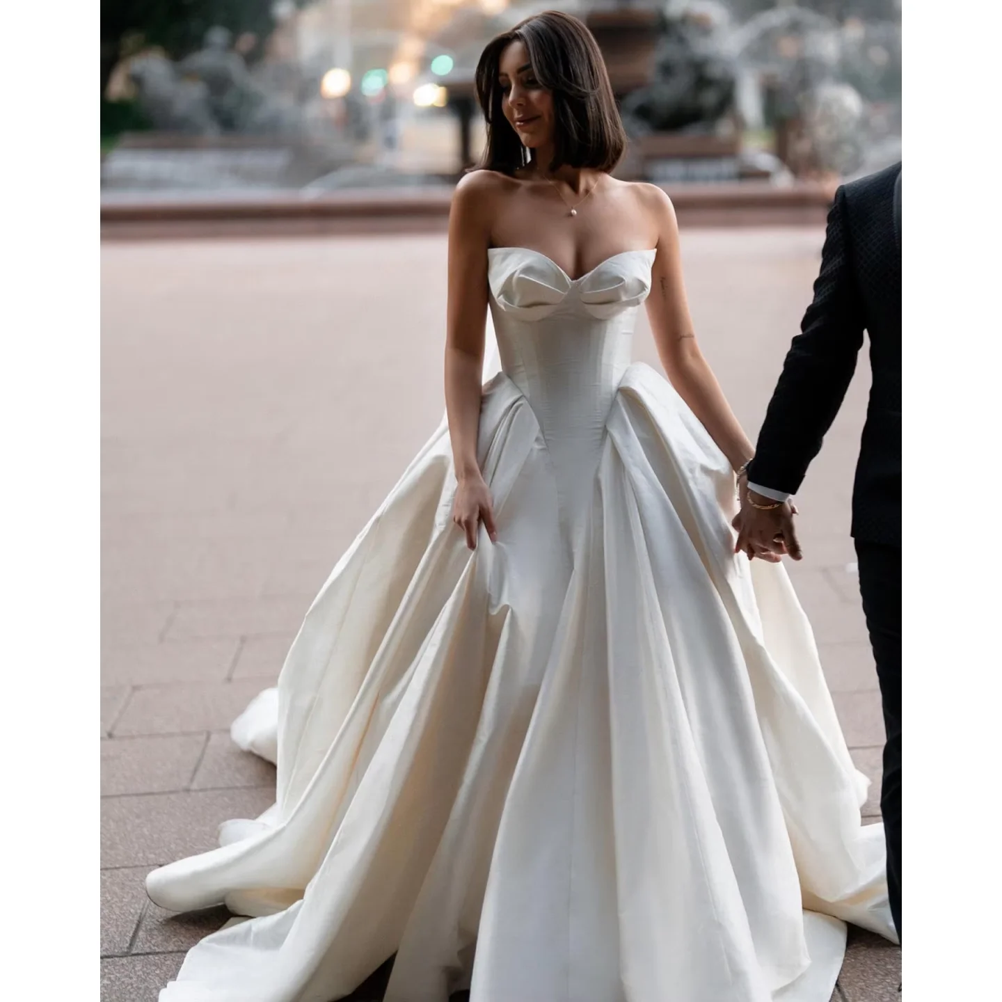 

Elegant White Satin V-neck Wedding Dress Strapless Tight corset Ball Dress Sweetheart A-line Bride Dress Customization