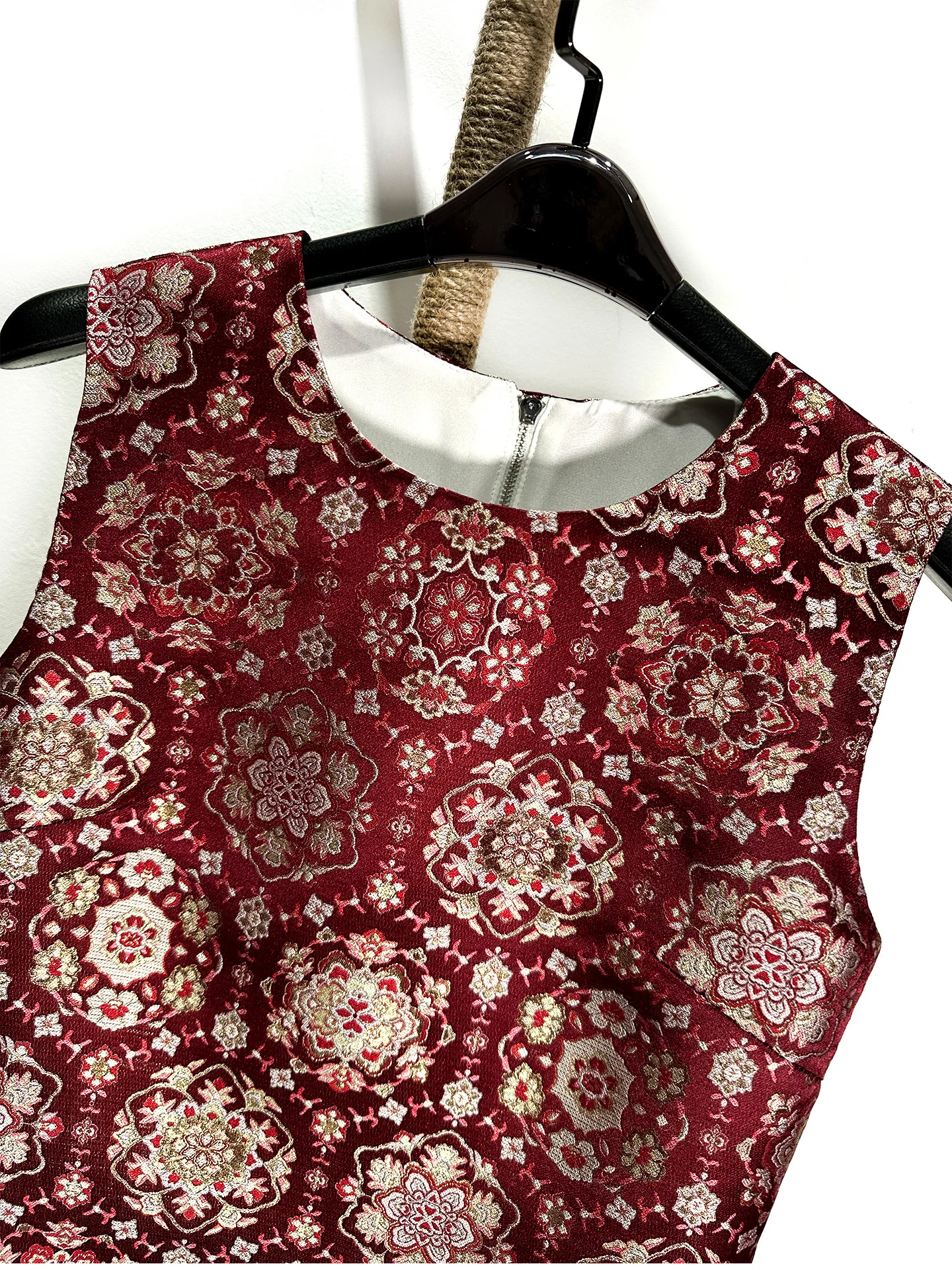 Alta qualidade vinho vermelho jacquard tecido sem mangas vestido tanque elegante o pescoço casual curto a linha vestido de luxo vestido de festa à noite