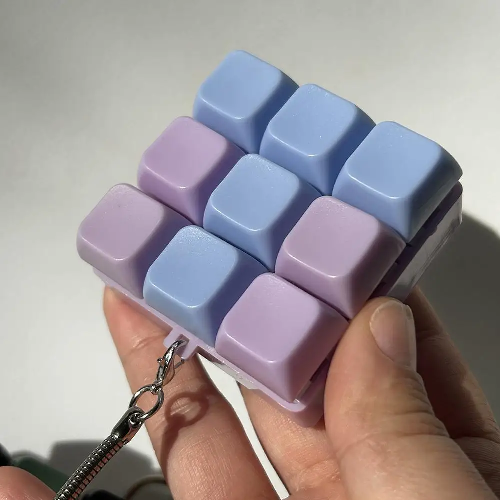 ‌ تململ المفاتيح لعبة 9 مفاتيح لوحة المفاتيح زر الإجهاد الإغاثة قلادة مكافحة القلق فنجر الصحافة قبعات للبالغين والأطفال