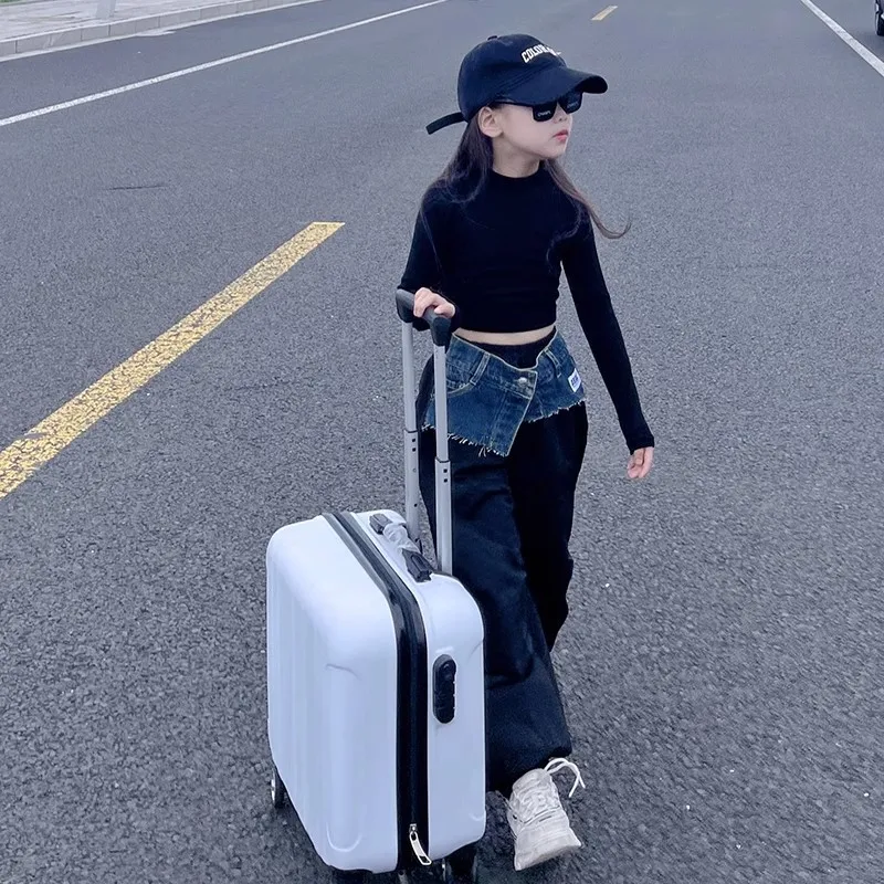 Spodnie dziewczęce w stylu ulicznym 2024, letni top z krótkim rękawem z motywem kreskówkowym, modne, dżinsowe, łączone spodnie robocze